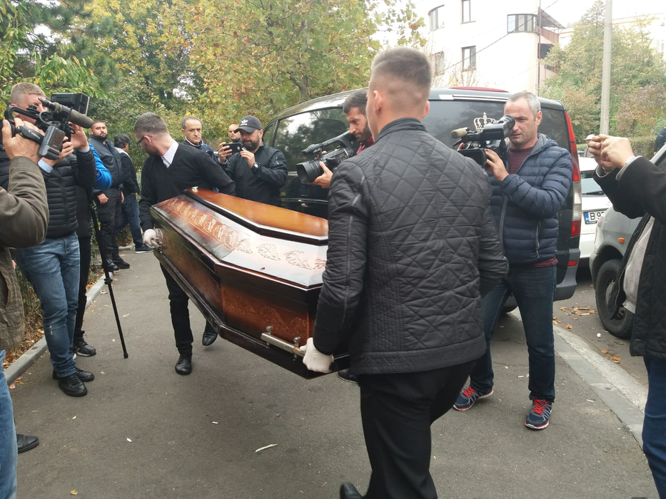 Sicriul cu trupul neînsuflețit al lui Ilie Balaci, scos din bloc! Imagini cutremurătoare de la Craiova