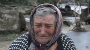 Reacția sfâșietoare a unei bătrâne din Alba care și-a văzut casa luată de ape