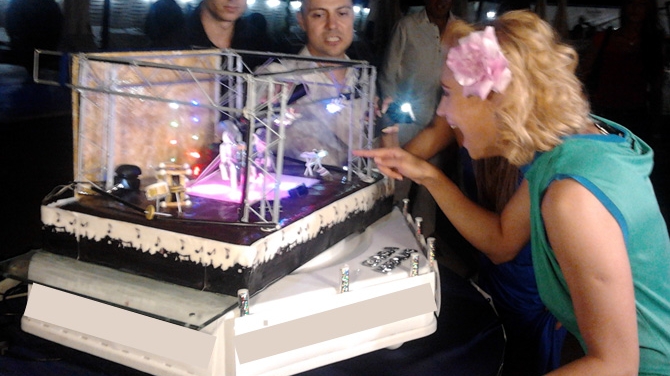 Invitatii au dansat desculti la nunta Lorei! Uite ce tort inedit au avut artista si sotul ei