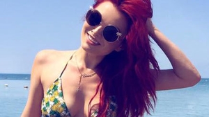 ELENA GHEORGHE a ieşit AŞA pe stradă! Se vede tot!