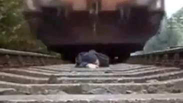 VIDEO S-a filmat in timp ce a trecut trenul peste el!
