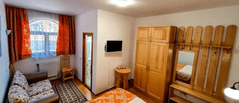 Cum arată pensiunea Monicăi Anghel de la munte? Conacul are 8 camere și te poți caza în el