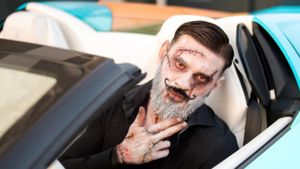 Dorian Popa, de nerecunoscut! S-a costumat în șoferul familiei Addams și și-a făcut apariția pe străzile Capitalei