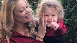 VALENTINA PELINEL şi-a făcut apariţia pe plajă la un de când l-a adus pe lume pe MILAN! Cât de mult a crescut micuţul