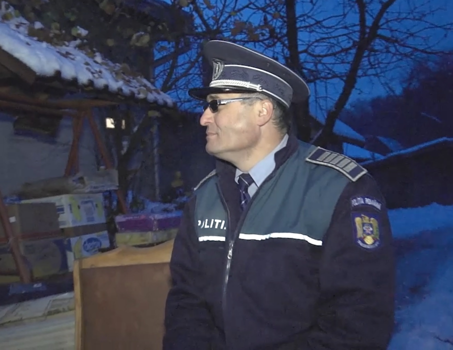 Protest tulburător al unui poliţist din Suceava! A ieşit în stradă cu mobila lângă el, fiindcă nu mai are unde să locuiască