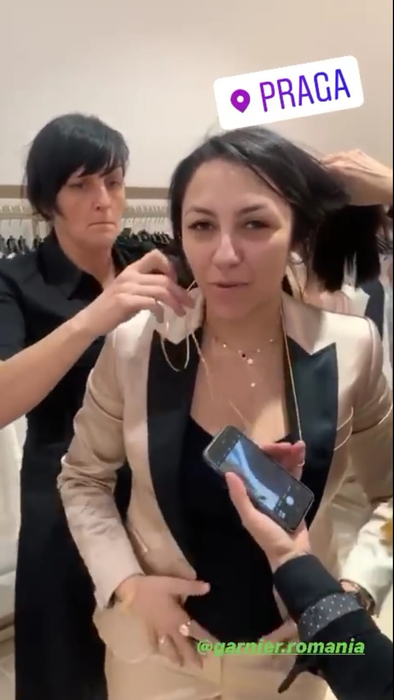 Andra, filmată nemachiată în Praga. Unii dintre oameni au fost uimiți de felul în care arată artista naturală, iar alții au criticat-o