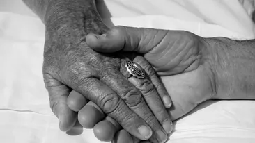 Doi pensionari au fost găsiți înghețați în casă. Au oprit căldura ca să facă economie. Pentru bărbat nu s-a mai putut face nimic