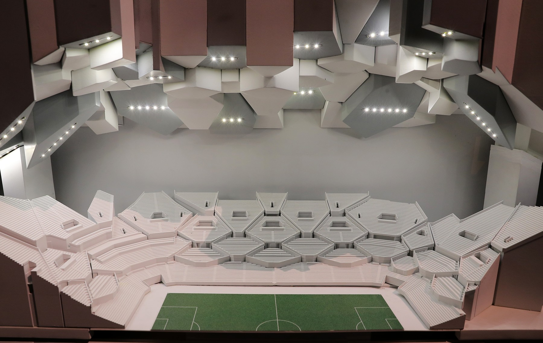 Un model al stadionului NEOM în interiorul expoziției de candidatură a Arabiei Saudite la Cupa Mondială din Riad, Arabia Saudită. Foto: Profimedia