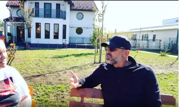 Cum arată casa lui Cătălin Zmărăndescu din Târgoviște. Are peste 100 de păsări: „Viața la țară e frumoasă”