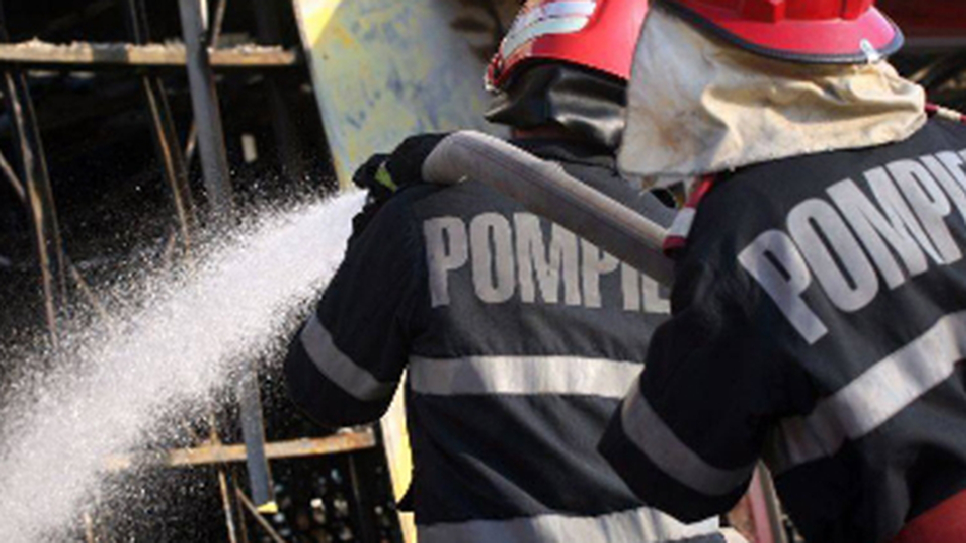 Incendiu în Capitală! Pompierii, blocaţi din cauza…

