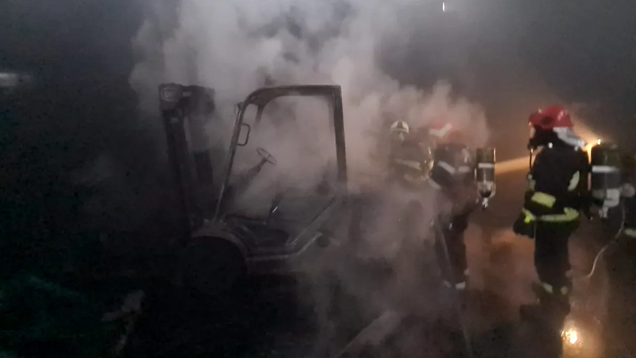 Pericol mare în Prahova! Un incendiu a izbucnit la o hală cu uleiuri și diluanți. 28 de pompieri au fost mobilizați