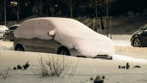 Amenda uriașă pe care o primesc șoferii care nu deszăpezesc mașina. Ce prevede Codul Rutier în 2026