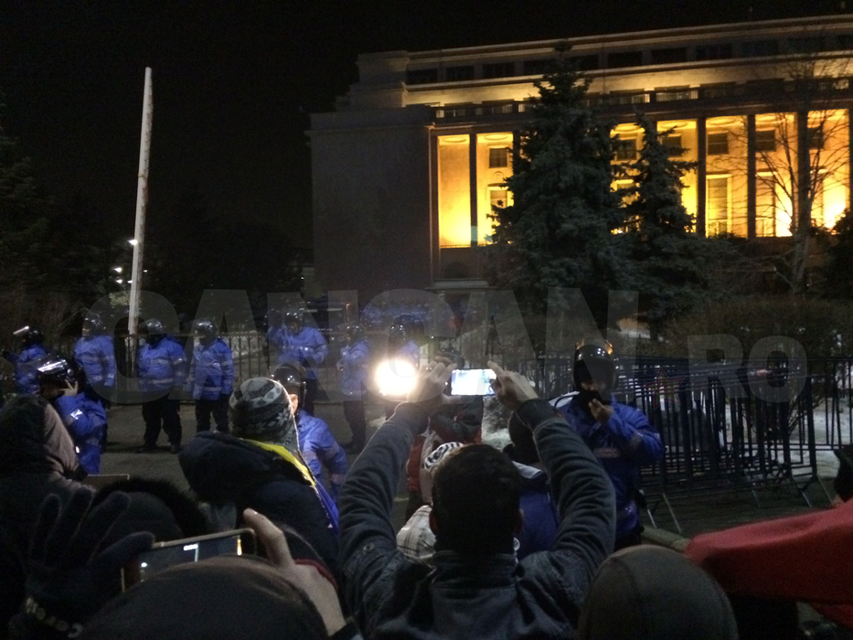 Dosare penale după bătălia din Piata Victoriei. Jandarmi şi manifestanti raniti