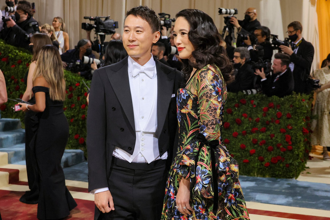 Shou Zi Chew si Vivian Kao la The 2022 Met Gala cu tema "In America: An Anthology of Fashion" la Metropolitan Museum of Art, 2 mai 2022, New York. Foto: Profimedia
