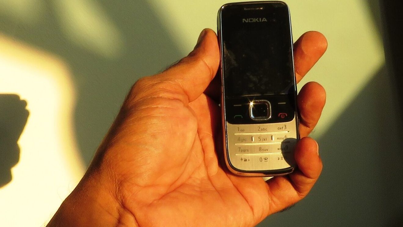 După 25 de ani Nokia 3210 se pregătește să revină pe piață. Cum arată clasicul telefon în 2024, într-o eră a tehnologiei avansate