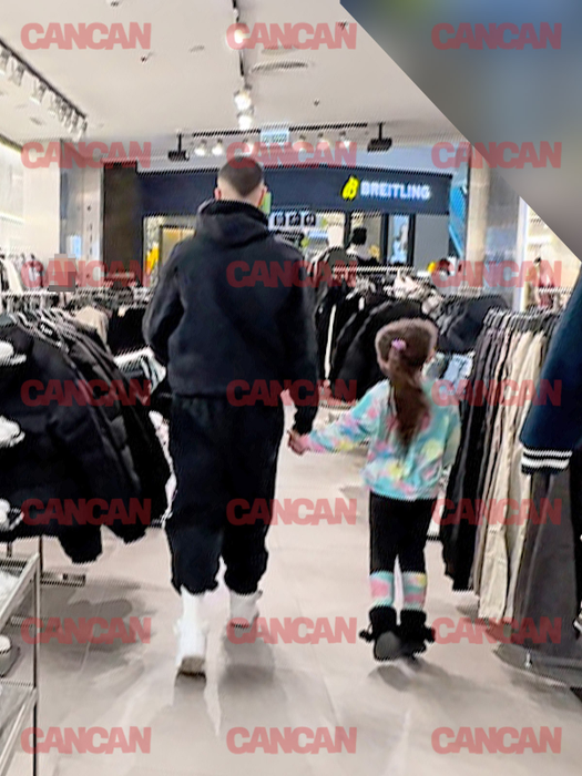 A ținut-o de mână pe parcursul plimbării prin mall