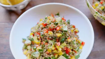 Salată de linte cu lămâie și ierburi, preparatul mediteranean vegan fresh cu aromă intensă și textură plăcută