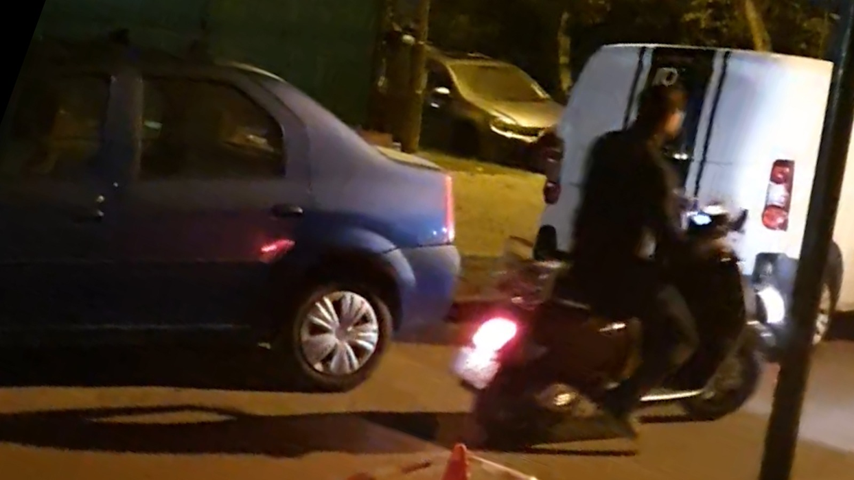 Tudy nu poartă cască de protecție când merge pe două roți