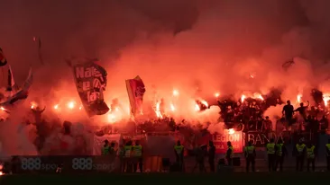 Incidente la meciul de fotbal Dinamo-Steaua. Arbitrul a întreupt temporar partida, ce au făcut grupurile de suporteri