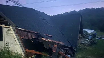 Furtuna a făcut ravagii în 15 județe! Un tânăr de numai 18 ani a murit după ce acoperișul desprins al unei case s-a prăbușit peste el