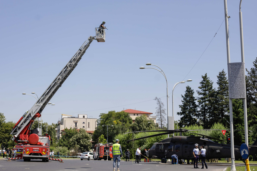 Un elicopter american a aterizat de urgență în Piața Charles de Gaulle din Capitală (Foto: INQUAM PHOTOS)