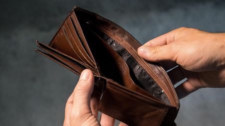 Val nou de scumpiri de la 1 iulie 2025. Românii vor scoate de 3 ori mai mulți bani din buzunar