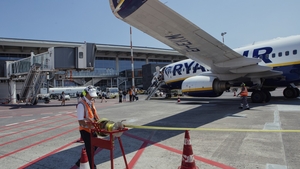 Clipe de panică la bordul unui zbor Ryanair. O bucată de motor s-a desprins și a spart un geam