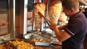 BANC | "Bună ziua, vreau patru shaorme la pachet, vă rog"