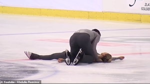 Momente dramatice în patinaj! A fost la un pas de moarte după ce partenerul ei a scăpat-o în cap | VIDEO