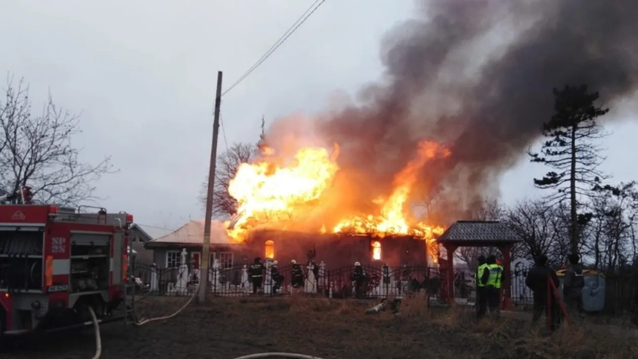 O biserică din Neamț a fost mistuită de flăcări. Incendiul ar fi izbucnit de la o lumânare