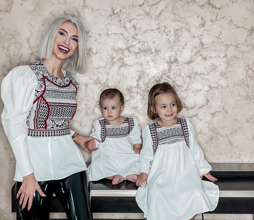 Cum s-a fotografiat Andreea Bălan cu fetele și mama ei de Ziua Națională a României