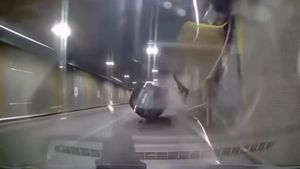 Imagini cu accidentul din Pasajul Unirii din București s-au viralizat. Ce greșeală majoră a comis șoferul care s-a „urcat” cu mașina pe perete