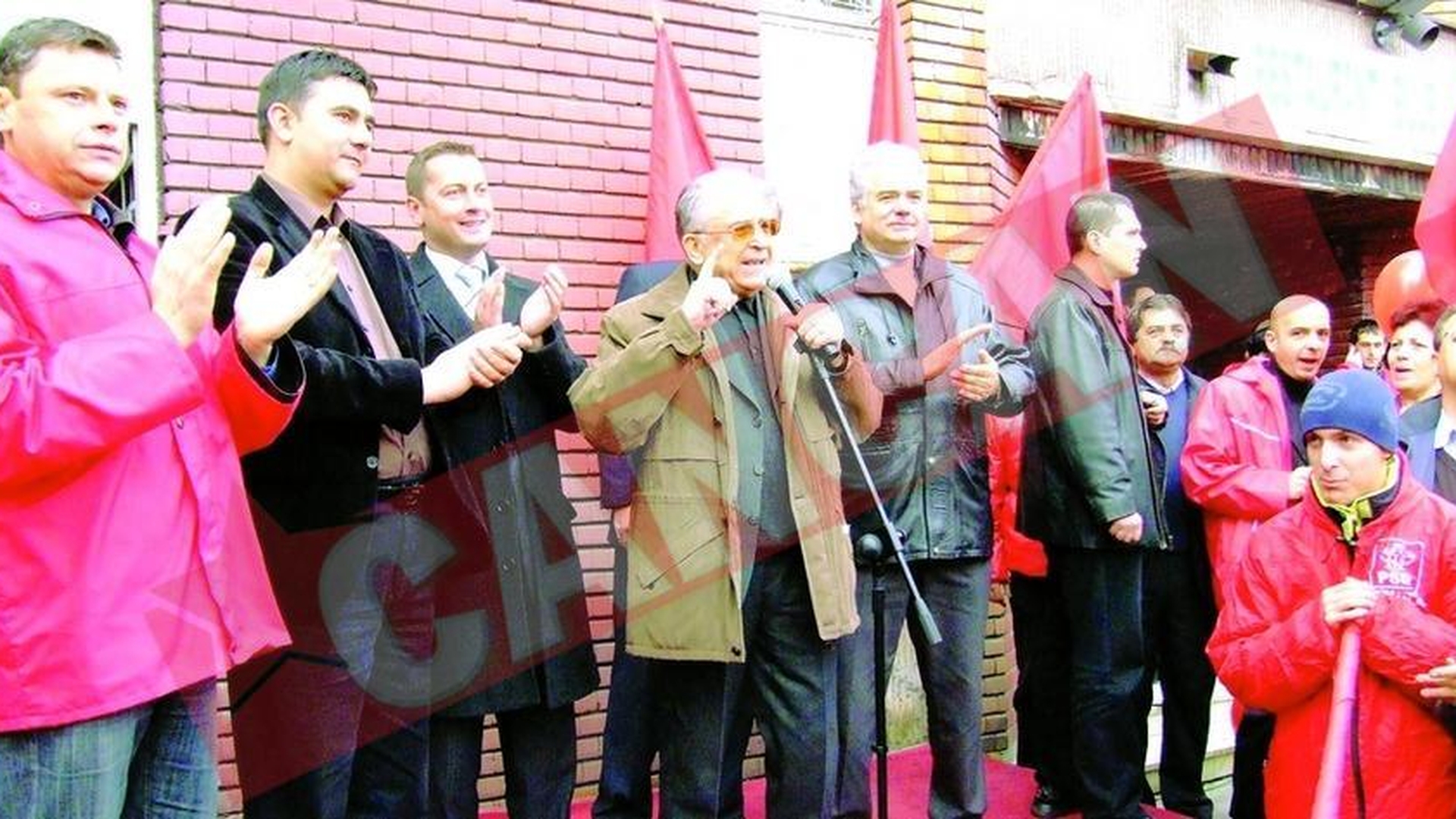 In cinstea lui Iliescu au vopsit cainii in rosu