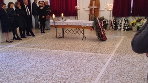 Trupul lui Geo Saizescu a fost depus la Teatru Odeon! Zeci de prieteni au venit să-şi ia adio de ce indrăgitul regizor