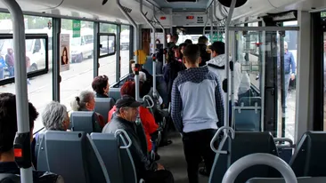 Scene halucinante în autobuzul 47 din Iași. Cum s-au răzbunat călătorii pe o pensionară care ocupa un scaun cu sacoșa de cumpărături