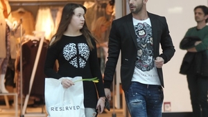 Ce mare s-a făcut fiica lui Brigitte Năstase. Sara, la plimbare cu iubitul vedetei. FOTO
