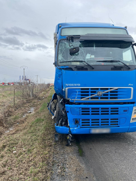 Accident grav pe A1. Un tir și o autoutilitară s-au ciocnit. Șoferii și pasagerii au scăpat ca prin minune