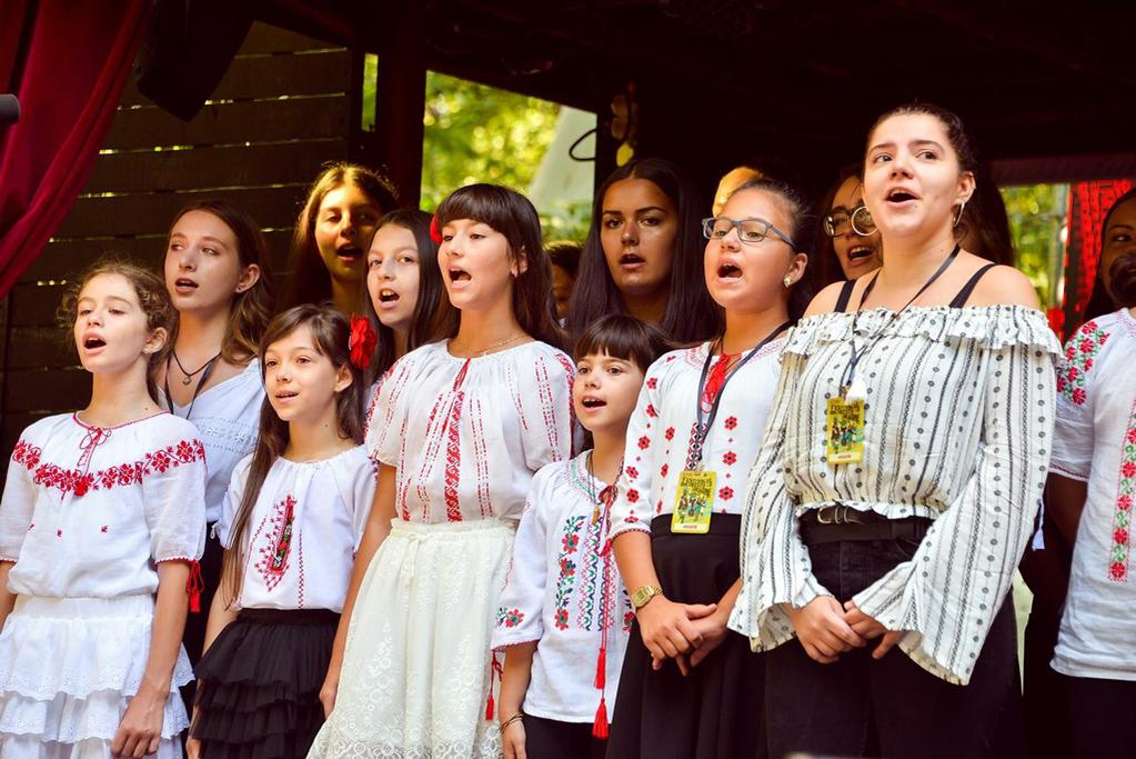 Concert cu corul de copii al Operei Nationale Bucuresti din care Raisa face parte.