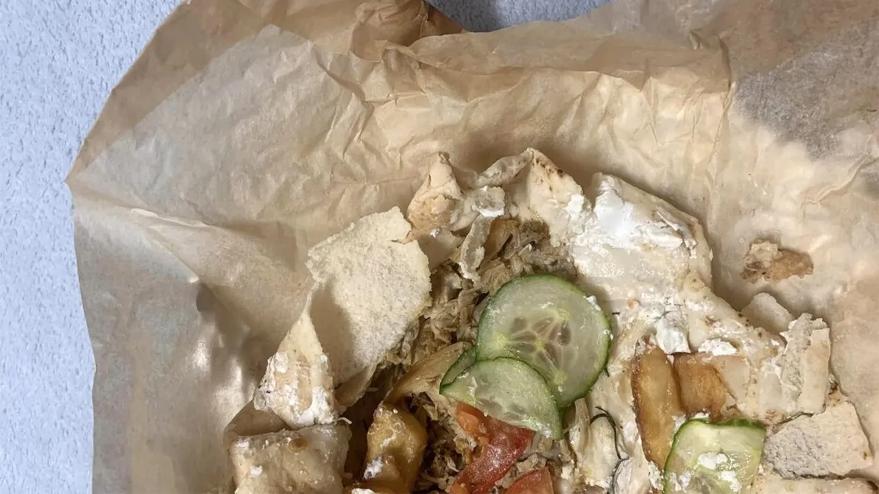 Cătălina a comandat acasă un gyros, de la o shaormerie din Iași. Când a desfăcut ambalajul, să cadă din picioare. Ce a primit, de fapt