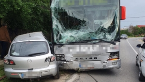 Accident grav în Argeș! Un autobuz a lovit două mașini și a rupt doi stâlpi
