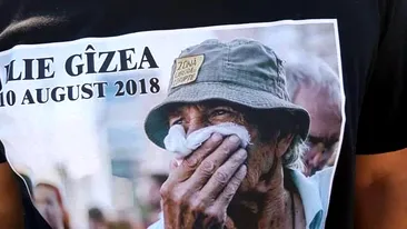 Ce s-a întâmplat azi la înmormântarea protestatarului Ilie Gâzea: Soția lui m-a luat în braâele ei și mi-a spus printre hohote de plâns