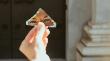 Adevărul despre mitul care spune că ochii nu cresc niciodată: ce se întâmplă, de fapt, din copilărie până la bătrânețe