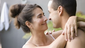 La 16 ani, are o relatie cu o femeie de 51 de ani! Ce vrea sa faca tanarul cu ea i-a SCANDALIZAT pe parinti!