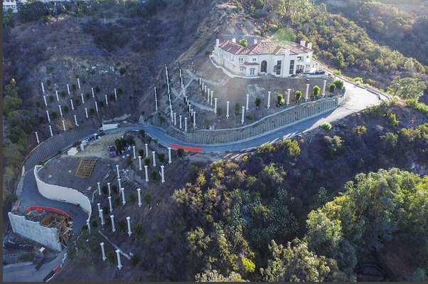 Imagini fabuloase cu cea mai nouă proprietate a designerului Philipp Plein. Castel de 27.000.000 $ pentru celebrul logodnic al româncei Andreea Sasu!