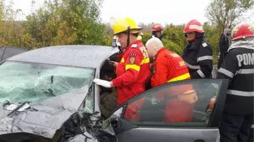 Accident în Bacău, între o mașină și un microbuz. 16 persoane la spital