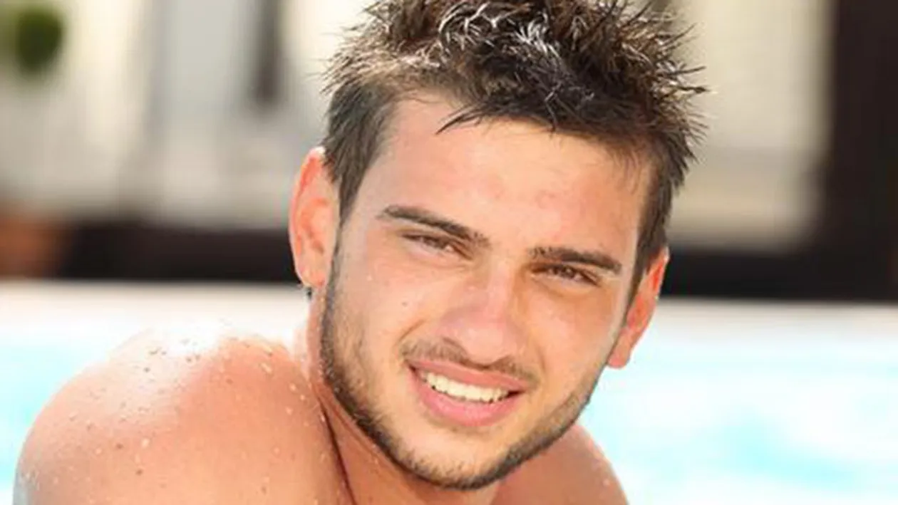 Dorian Popa s-a batut cu fotografii ca sa poata sa le faca poze colegelor din La La Band! Vezi imaginile de pe campul de lupta