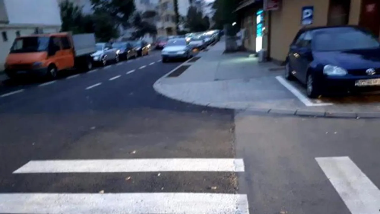 Trecerile de pietoni din Focșani au devenit virale pe Facebook. Marcajele rutiere au fost realizate greșit