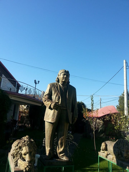 Titu Tudosie și-a făcut statuie în curte