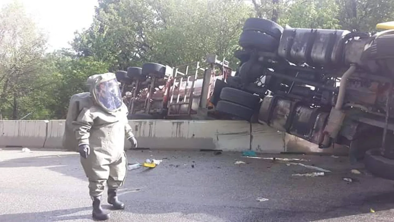 VIDEO. Trafic blocat pe DN 65. O cisternă s-a răsturnat, sunt scurgeri de combustibil
