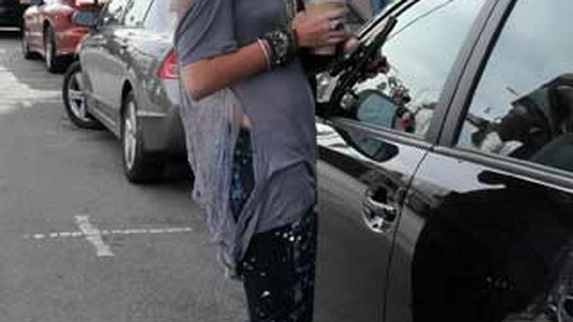 Miley Cyrus a petrecut intr-un club de noapte desi are doar 17 ani!